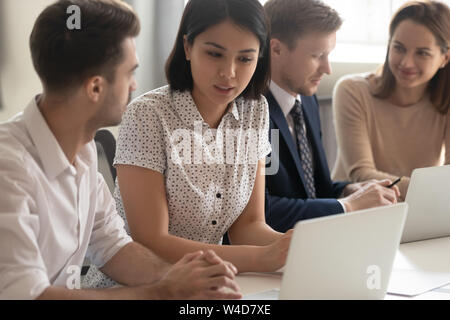 L'accent divers collègues parler de travailler ensemble dans l'utilisation d'équipe coffre Banque D'Images