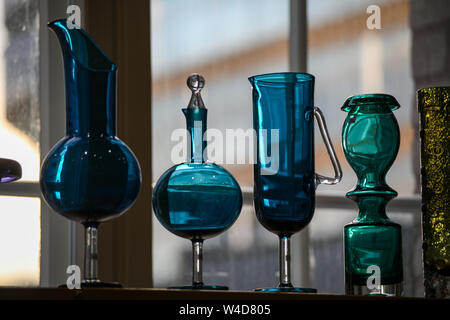 Ewers de verre bleu et vert vases de verre au design rétro et vintage Expo à Helsinki, Finlande Banque D'Images