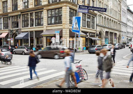 Hambourg, Allemagne. 22 juillet, 2019. Les gens traversent le passage piétons à l'intersection Kleine Johannisstraße/Schauenburgerstraße. Entre autres choses, ces rues sont de devenir une zone piétonne temporaire dans le Rathausquartier d'août à octobre 2019. (Effet d'essuyage en raison de la longueur de temps d'exposition) Credit : Georg Wendt/dpa/Alamy Live News Banque D'Images