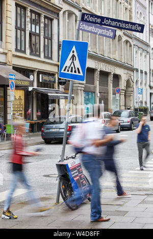 Hambourg, Allemagne. 22 juillet, 2019. Les gens traversent le passage piétons à l'intersection Kleine Johannisstraße/Schauenburgerstraße. Entre autres choses, ces rues sont de devenir une zone piétonne temporaire dans le Rathausquartier d'août à octobre 2019. (Effet d'essuyage en raison de la longueur de temps d'exposition) Credit : Georg Wendt/dpa/Alamy Live News Banque D'Images