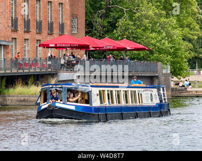 Un bateau de croisière sur la rivière Avon passant le RSC, Stratford-upon-Avon, Warwickshire, en Angleterre. Banque D'Images