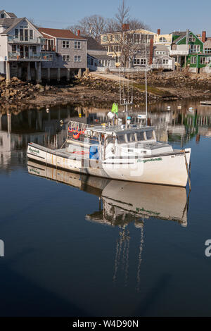 Un bateau de pêche amarré dans le port de Rockport, MA Banque D'Images