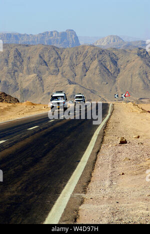 Caravane bien les voitures voyageant dans le désert. L'Égypte Banque D'Images