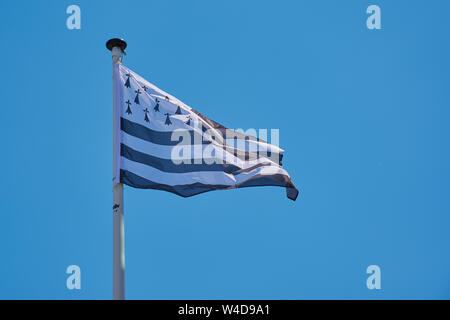 Waving Flag de Bretagne contre le ciel bleu Banque D'Images