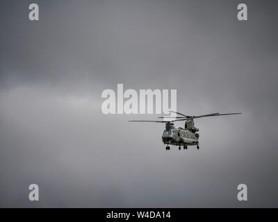 Un hélicoptère Chinook britanniques d'effectuer dans le cadre de l'affichage à la Royal International Air Tattoo à Fairford Banque D'Images