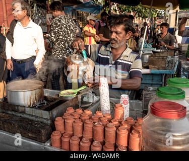 Un vendeur de thé non identifié, la fabrication et la vente de thé sur la rue de Calcutta. Banque D'Images