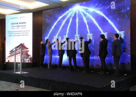 (190722) -- Lisbonne, 22 juillet 2019 (Xinhua) -- Les clients réagissent à une conférence de presse qui commencera l'an-Beijing-Xi à Lisbonne la capitale de China Airlines à Lisbonne, Portugal, le 22 juillet 2019. China's Capital Airlines a annoncé lundi qu'elle reprendra ses vols directs entre la Chine et le Portugal du 30 août avec trois vols par semaine. L'ambassadeur de Chine au Portugal Cai Exécuter dit lors d'une conférence de presse ici que la reprise des vols directs entre la Chine et le Portugal à l'occasion du 40e anniversaire de l'établissement de relations diplomatiques bilatérales, sera certainement pro Banque D'Images