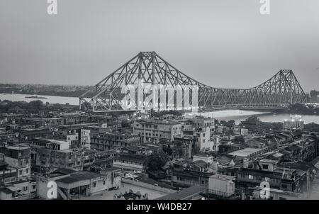 Vue aérienne de la célèbre Howrah Bridge/ Rabindra Setu ainsi que les rues de la région de Calcutta Ville. Banque D'Images