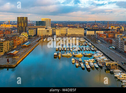 Le plus vieux quartier du port d'Anvers ville appelée Eilandje au coucher du soleil à utiliser comme un port de plaisance avec promenade au bord de l'eau, Province d'Anvers, Belgique. Banque D'Images