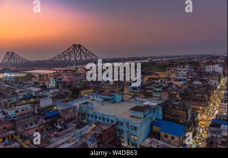 Vue aérienne de la célèbre Howrah Bridge/ Rabindra Setu ainsi que les rues de la région de Calcutta Ville. Banque D'Images