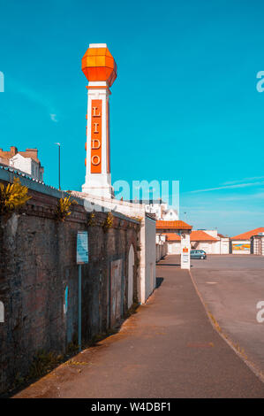 Cliftonville Margate Lido et, d'abord terminé dans les années 1920 sont une destination de vacances très populaire. Banque D'Images