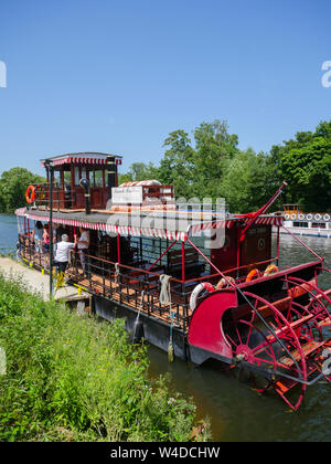 Runneymede à Windsor, Paddle Boat Trip, Lucy Fisher, Runneymede, Surrey, Angleterre, Royaume-Uni. Banque D'Images