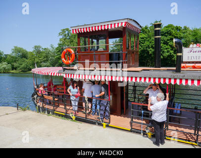 Runneymede à Windsor, Paddle Boat Trip, Lucy Fisher, Runneymede, Surrey, Angleterre, Royaume-Uni. Banque D'Images