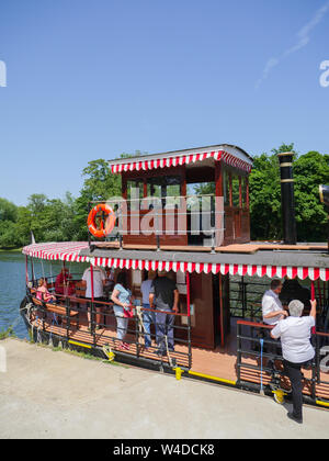 Runneymede à Windsor, Paddle Boat Trip, Lucy Fisher, Runneymede, Surrey, Angleterre, Royaume-Uni. Banque D'Images