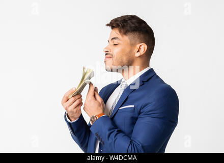 Gladful business man holding et l'ensemble de notes odorantes Banque D'Images