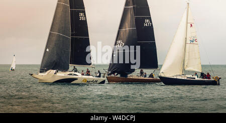 La voile ensemble. Groupe de voiliers en vent léger. Banque D'Images