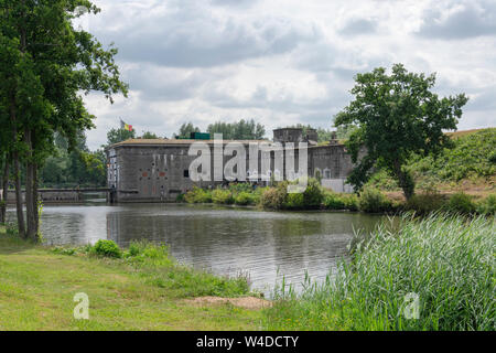 Liezele, Belgique, 07 juillet 2019. La forteresse de Liezele dans la province d'Anvers. Il est conçu comme un musée par des organisations à but non lucratif Banque D'Images