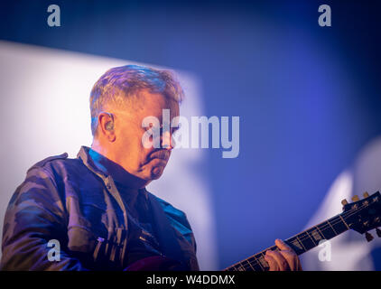 Bernard Sumner, chanteur et guitariste de New Order, a joué au festival Blue dot 2019 (U.K), le 21st juillet 2019. Banque D'Images