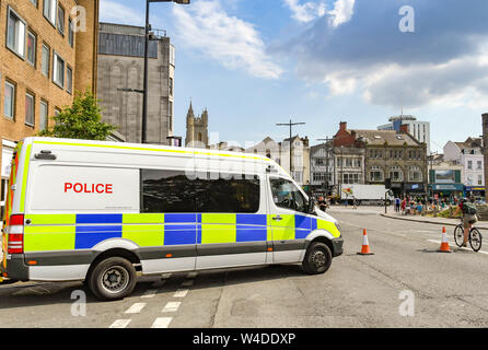 CARDIFF, WALES - Juillet 2019 : fourgon de police bloquant road dans le centre-ville de Cardiff en raison d'une protestation d'urgence climatique d'extinction la rébellion. Banque D'Images