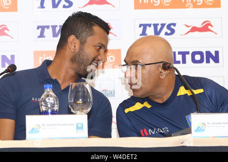 Colombo, Sri Lanka, la province de l'ouest. 22 juillet, 2019. Sri Lanka's head coach cricket Chandika (R) Hathurusingha Dimuth et capitaine Karunaratne lors d'un point de presse au journal en avance sur leurs trois match de la série d'ODI à Colombo, Sri Lanka, le 22 juillet 2019. Credit : Pradeep Dambarage/ZUMA/Alamy Fil Live News Banque D'Images