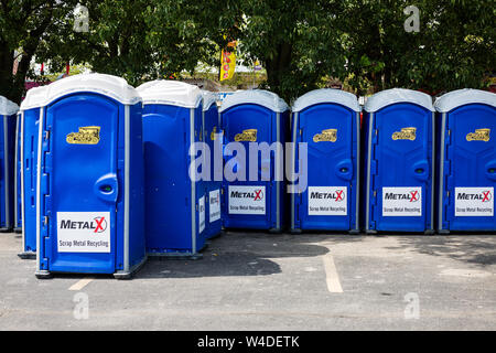 Des toilettes portables sont disponibles pour les festivaliers au Festival de Trois Rivières au centre-ville de Fort Wayne, Indiana, USA. Banque D'Images