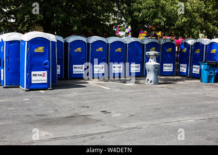 Des toilettes portables sont disponibles pour les festivaliers au Festival de Trois Rivières au centre-ville de Fort Wayne, Indiana, USA. Banque D'Images