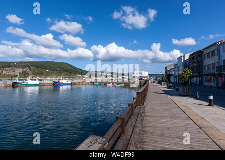 Les gens qui marchent dans l'Avenida del mar, au port avec de petites embarcations à Mugardos, la Ria de Ferrol, province de La Corogne, Galice, Espagne Banque D'Images