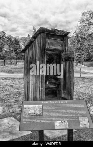 La famille d'Elvis Presley outhouse, enregistrés pour la postérité par musée de Tupelo, Mississippi, USA Banque D'Images