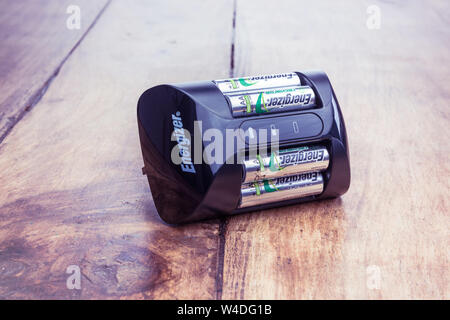 Alloa, Écosse - 17 juillet 2019 : Energizer chargeur de batterie rechargeable Banque D'Images