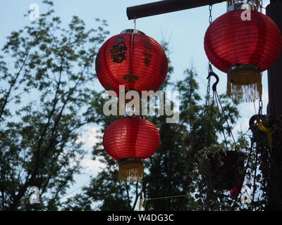 Les lanternes de papier chinois rouge sont décorées comme le symbole de la chance et le bonheur pendant le temps du festival,c'est une culture traditionnelle pour les Chinois Banque D'Images