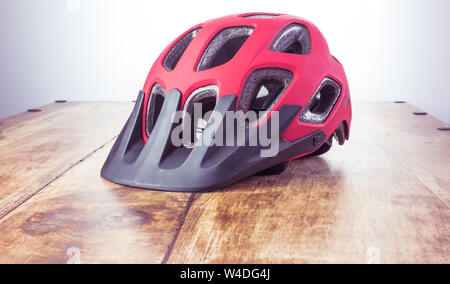 Alloa, Écosse - 17 juillet 2019 : casque de vélo rouge Banque D'Images