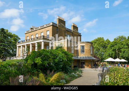 La maison historique Clissold, Clissold Park, Stoke Newington, au nord de Londres, l'été avec des gens à l'extérieur Banque D'Images