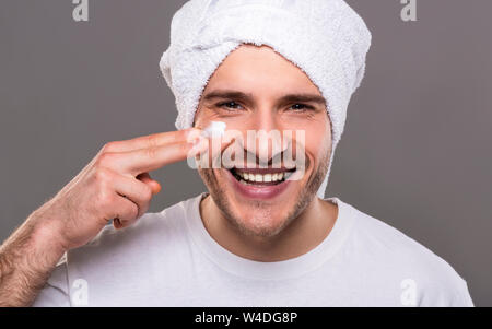 Belle brunette se soucie de la beauté avec towel on head Banque D'Images