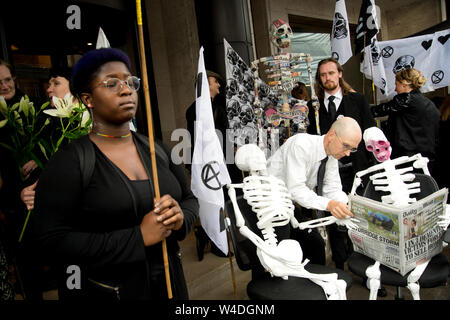 Le 19 juillet. Kensington, London."médias, dire la vérité' requiem action hors Northcliffe House, maison du Daily Mail et d'autres journaux, pour dessiner une Banque D'Images