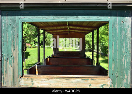 Ancien wagon en attente de ses passagers - chemin de fer de montagne historique Banque D'Images