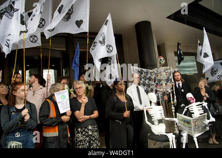 Le 19 juillet. Kensington, London."médias, dire la vérité' requiem action hors Northcliffe House, maison du Daily Mail et d'autres journaux, pour dessiner une Banque D'Images