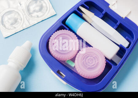 Kit de voyage pour lentilles de contact, des pinces et des contenants de solution hydratante et des gouttes. Close up. Selective focus Banque D'Images