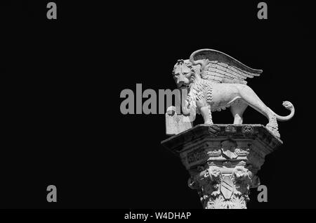 Lion de Saint Marc, symbole de l'ancienne République de Venise. Monument érigé en 1473 à Vicence place centrale (en noir et blanc avec copie espace) Banque D'Images