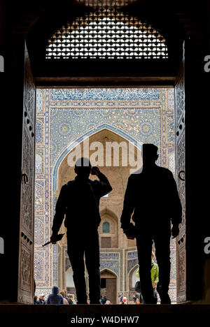 Les silhouettes des visiteurs en face de Mir-i-Arab Madrasa (Mir), arabes Madrasah Boukhara, Ouzbékistan Banque D'Images