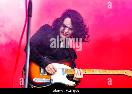 21 juillet 2019 - auteur-compositeur-interprète et guitariste Anna Calvi fonctionne à Bluedot Jodrell Bank , festival , Cheshire (Royaume-Uni Image Crédit : © Andy Von Pip/Zuma sur le fil) Banque D'Images