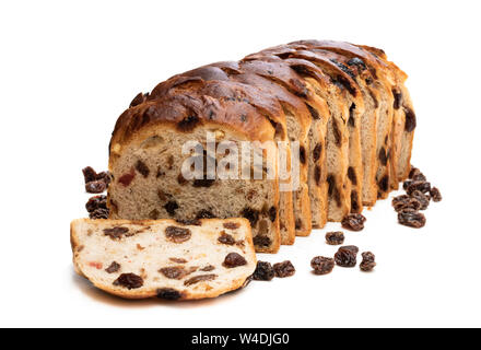 Tranches de pain irlandais avec raisins et fruits cerises isolated on white Banque D'Images