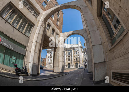 MILAN, ITALIE - 29 juin 2019 : une rue à l'entrée de la Piazza degli Affari avec le Palazzo Mezzanotte également appelé Palais de la Bourse. Banque D'Images