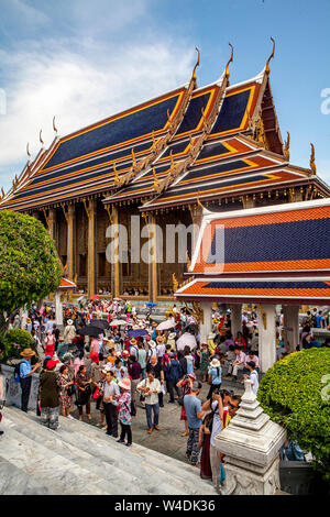 Des milliers de touristes essaiment le Grand Palais et le Wat Phra Keo, le Temple du Bouddha d'Émeraude, à Bangkok, Thaïlande tous les jours. Banque D'Images