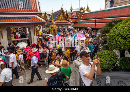 Des foules immenses de l'essaiment le Grand Palais à Bangkok, Thaïlande. Phra Thinang Sanam Chan Centre bâtiment est l'arrière-plan. Banque D'Images