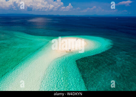 Vue aérienne d'une petite plage de sable entourée de récifs de corail sur une île tropicale (Kalanggaman Island) Banque D'Images