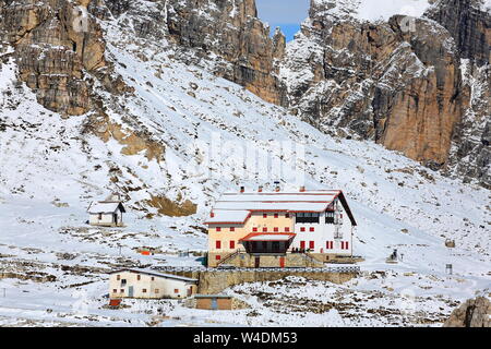 Est une chaîne de montagnes des Dolomites en Italie Banque D'Images