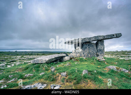 Tombeau de Poulnabrone Portal, Parc National de Burren, Irlande Banque D'Images