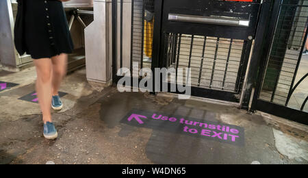 Un autocollant à l'ouest de la station de métro 4th Street à New York, le vendredi, Juillet 19, 2019 dirige les navetteurs à utiliser les tourniquets pour quitter et non pas l'urgence des portes. Le resquillage est une ponction sur les revenus MTA après l'application de la facilité de NYPD, les citations, par opposition à des arrestations, et le procureur du district de Manhattan a cessé de poursuivre la plupart des cas. (© Richard B. Levine) Banque D'Images