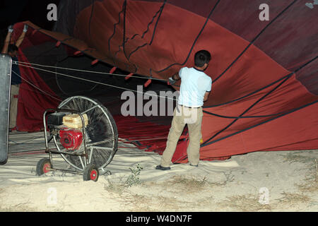 Cappadoce, Turquie, août 2014", 12 : Tôt le matin, en Cappadoce, en Turquie, des dizaines de montgolfières offrent aux clients du monde entier spectacula Banque D'Images