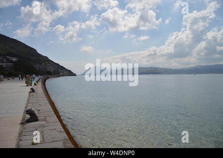 Belle promenade avec vue sur la baie de Santoña. Le 27 août 2013. Santonia, Cantabria. Locations de Nature Photographie de rue. Banque D'Images